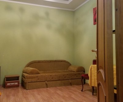 Трехкомнатная квартира на земле с двором.